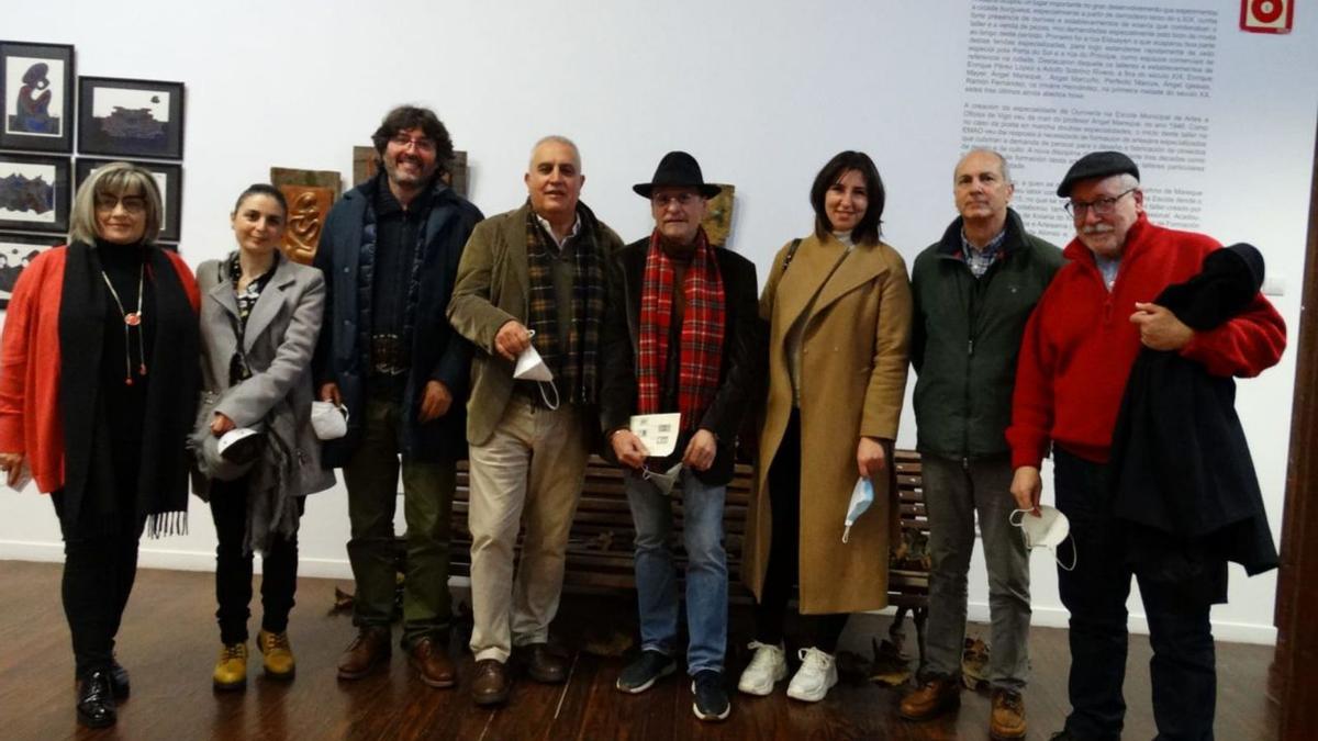 Eduardo, la orfebrería y la EMAO. “Eduardo Álvarez Blanco y la orfebrería en la E.M.A.O.” es el título de la exposición inaugurada hace unos días en la Escuela de Artes e Oficios de Vigo. Eduardo, a quien veis en la foto (4º por la dcha.) fue profesor de esta especialidad, que tanto eco comercial tuvo en Vigo, entre 1974 y 2015, sustituyendo al profesor Ángel Mareque. Junto a él están, de izda. a dcha., la bibliotecaria de la EMAO María Jesús Cuesta, la actual maestra de orfebrería Sandra de Jesús, , el documentalista de la muestra José Luis Mateo, el director de la EMAO Rafael Ojea, el mismo Eduardo, la maestra de moda Nema González, el jefe de Estudios Xosé Feixó y el músico que con brillantez actuó durante la inauguración, Paci Barreiro.