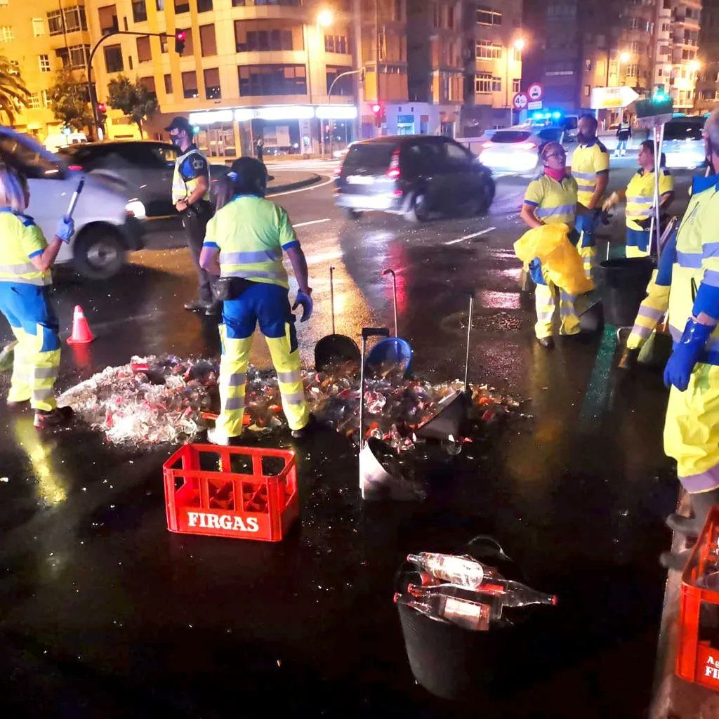 Un camión pierde su carga de botellas de agua en Torre Las Palmas (18/11/21)