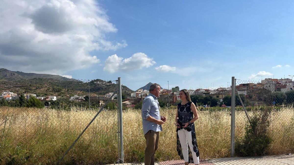 La alcaldesa y el concejal de Urbanismo en uno de los solares cedidos por la Sareb al Ayuntamiento de la Vall d'Uixó.