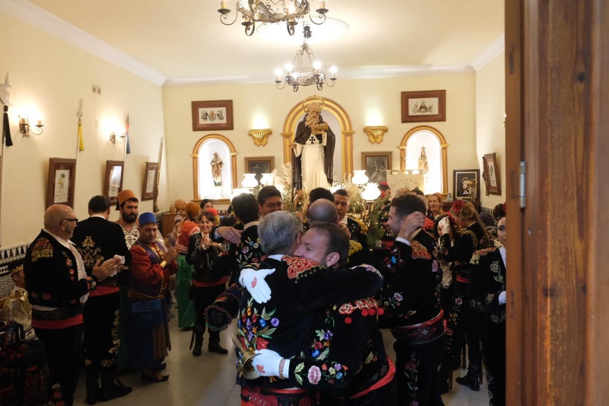 Los porteadores de San Antón, este año los festeros de la comparsas de Contrabandistas, abrazándose tras dejar al patrón en su ermita.