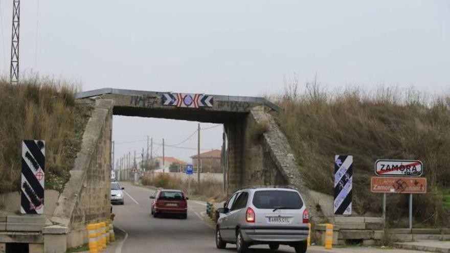 Paso de ADIF en la calle Cañizal, en el barrio de Pinilla, donde se acometerán las obras que condicionarán el tráfico.