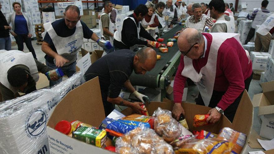 Distribución de alimentos en las instalaciones de Bancosol durante una campaña anterior.