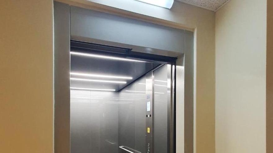 El Centre Sanitari del Solsonès renova un ascensor per millorar l’accessibilitat i la mobilitat interna