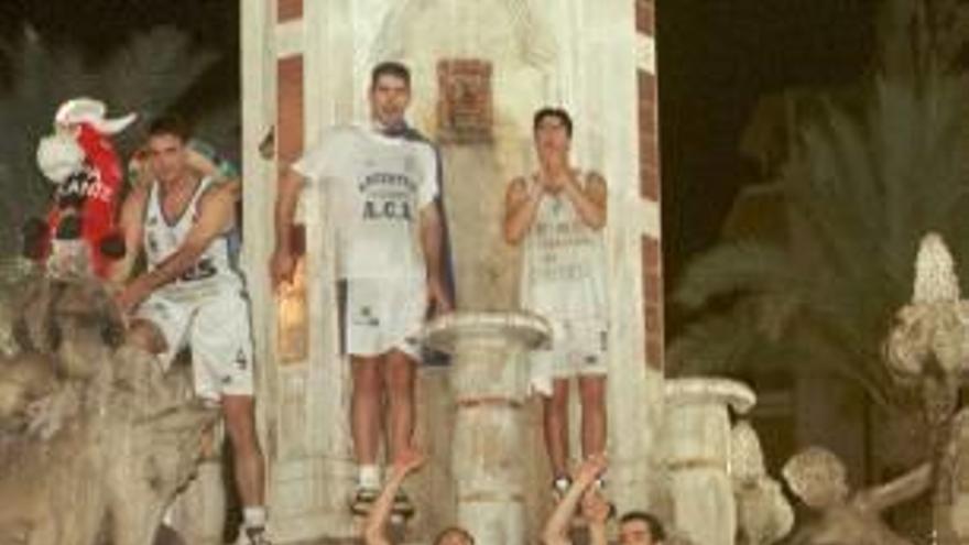 Celebración del ascenso en la Plaza de los Luceros.