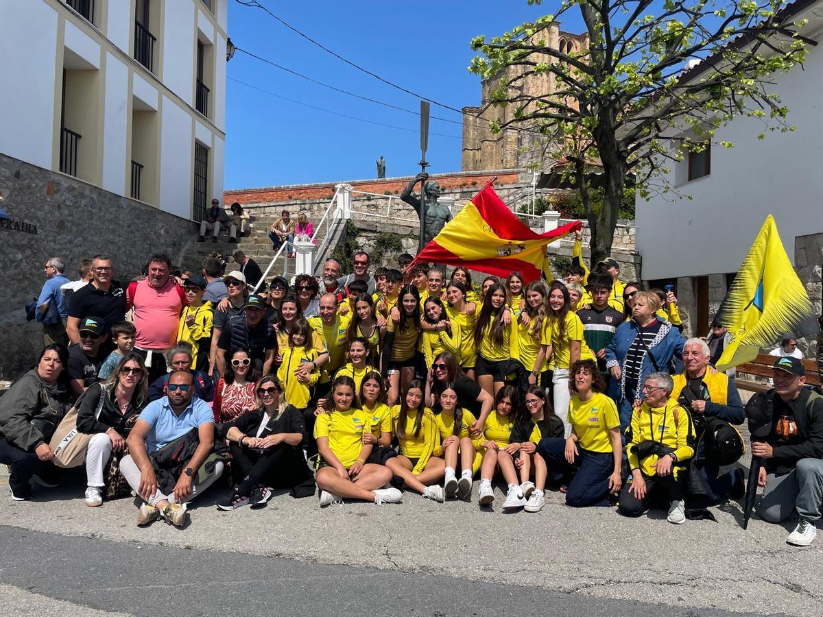 Los equipos del Club de Remo Vila de Cangas festejan ayer en Castro Urdiales sus magníficos resultados en el Campeonato de España de bateles.