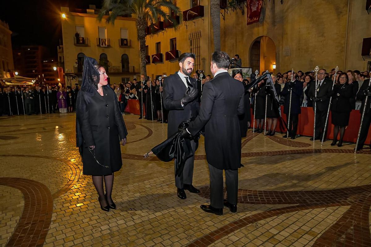 Viernes Santo en Elche: Así ha sido la "Trencà del Guió" Viernes Santo en Elche: Así ha sido la "Trencà del Guió"