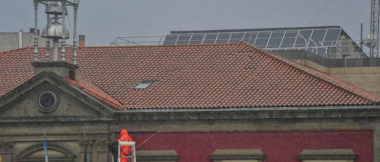 Las placas solares del edificio del Concello de Vilagarcía se averiaron y han sido reparadas. // Iñaki Abella