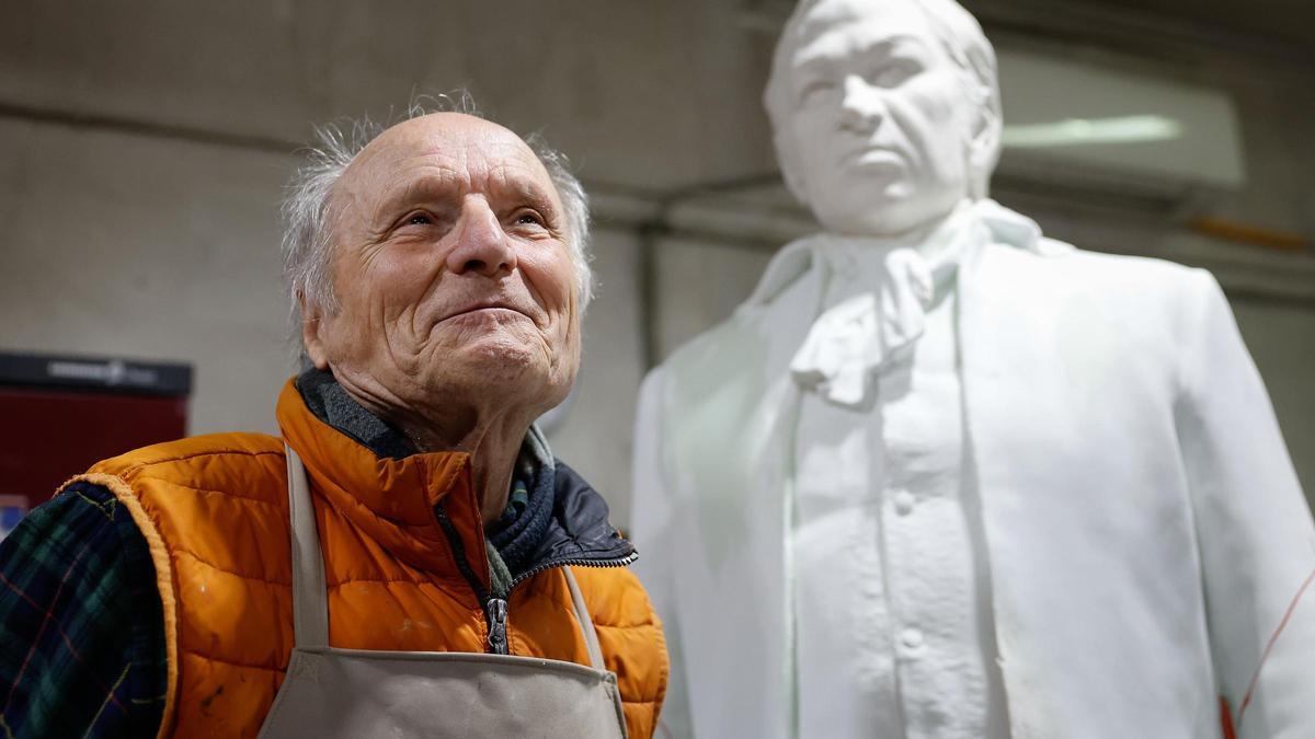 Antonio López con el boceto de la escultura.