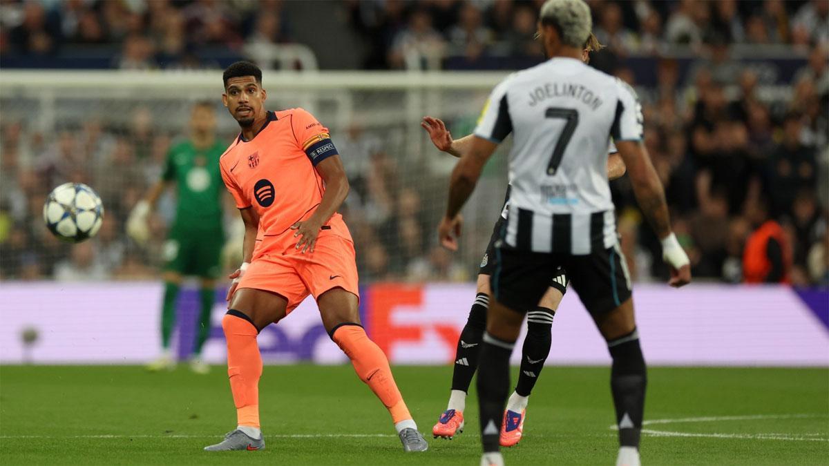 Ronald Araujo, un valladar en Newcastle