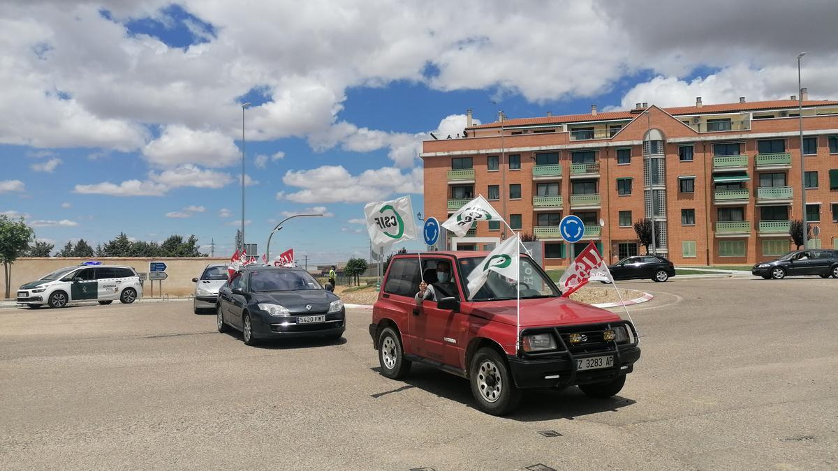 Vehículos participantes en la movilización, en la rotonda de acceso a Capuchinos