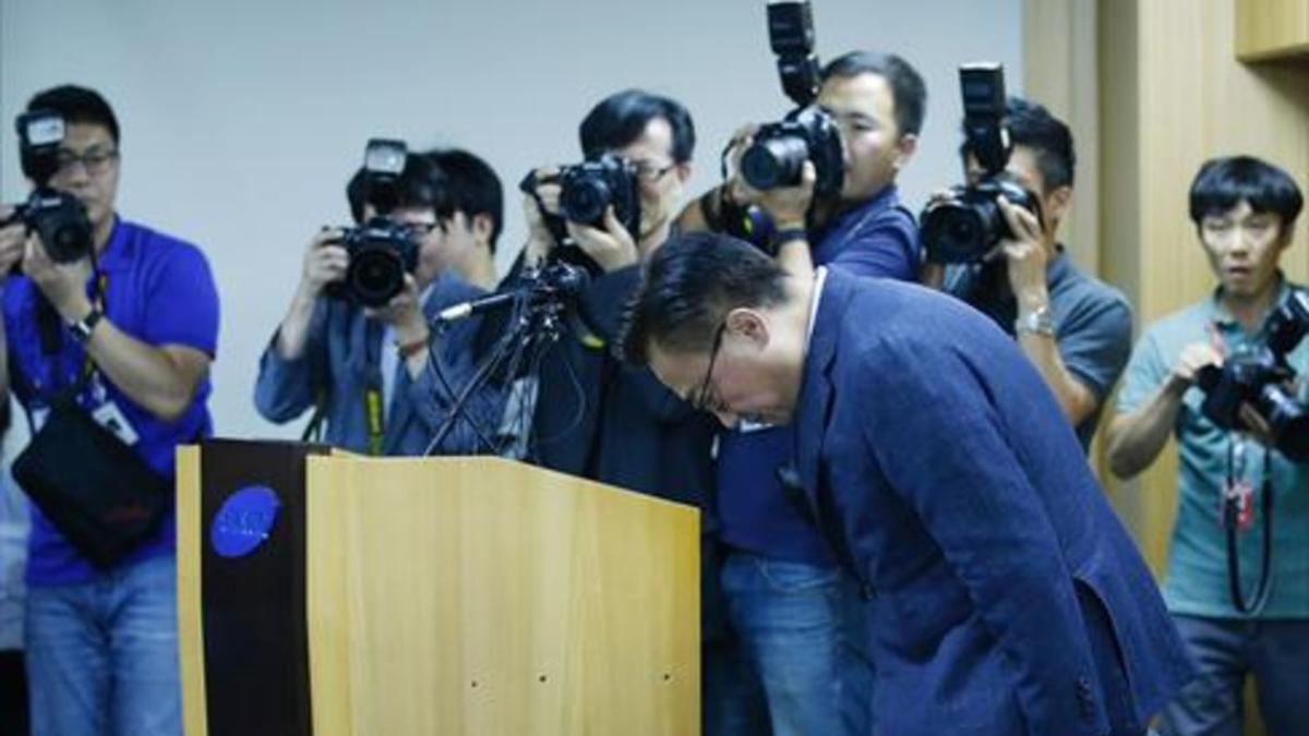 Koh Dong-Jin, presidente de Samsung, pide excusas, ayer.