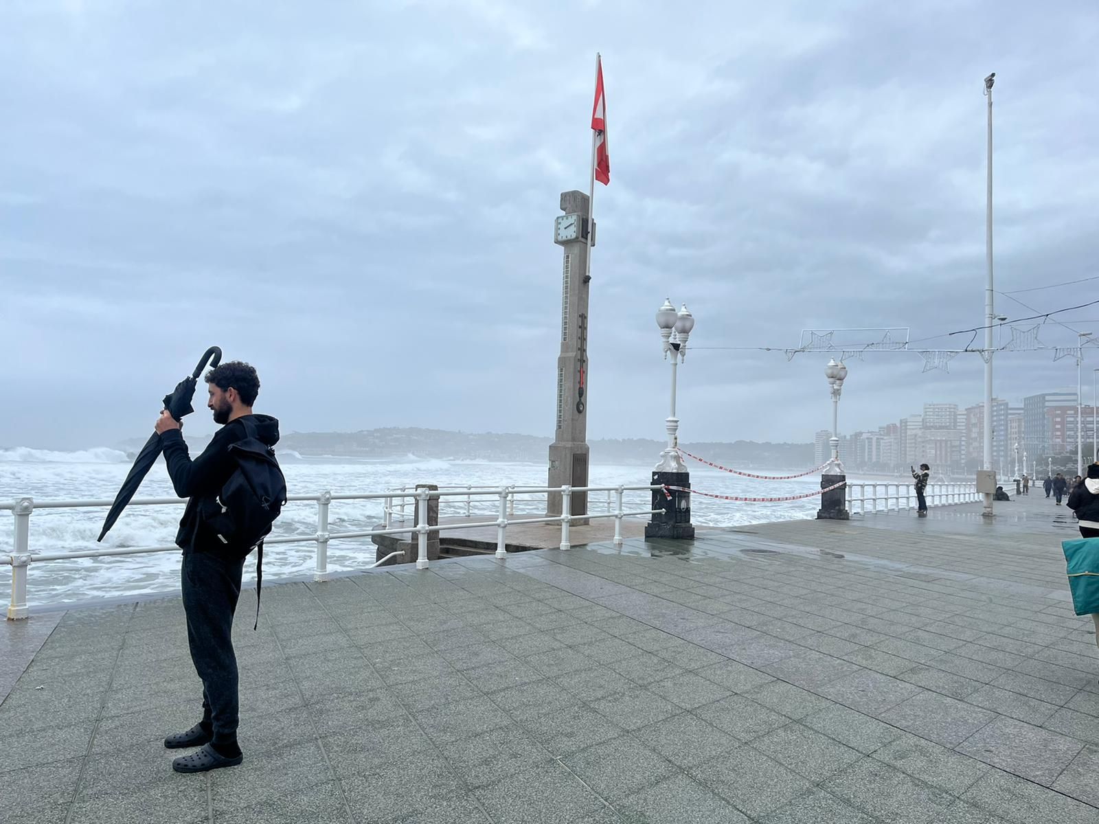 El oleaje sigue azotando la costa de Gijón