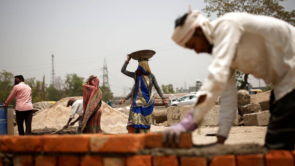 Trabajadores de la construcción de Nueva Delhi, en un día de calor extremo en el país.