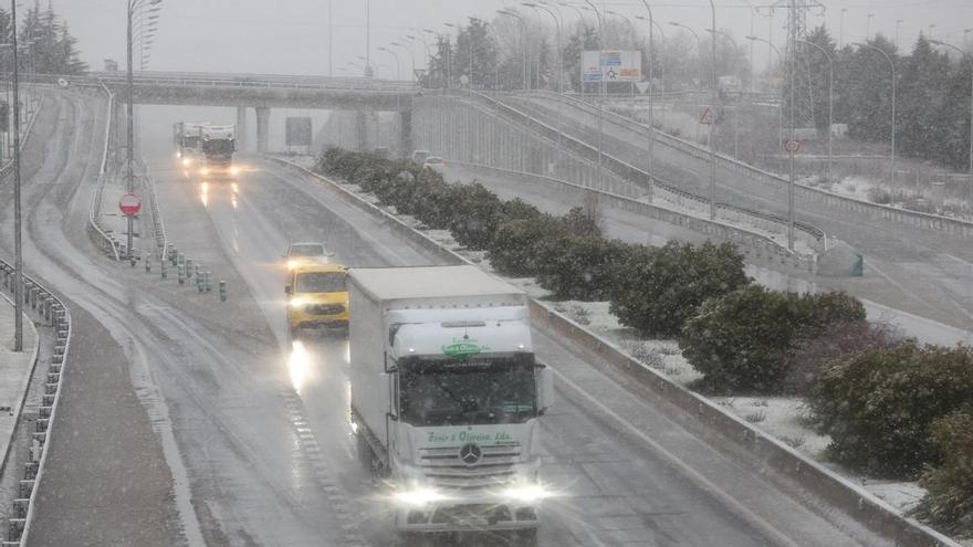Más de 40 carreteras afectadas por la nieve, tres de la red principal en Ourense, León y Segovia