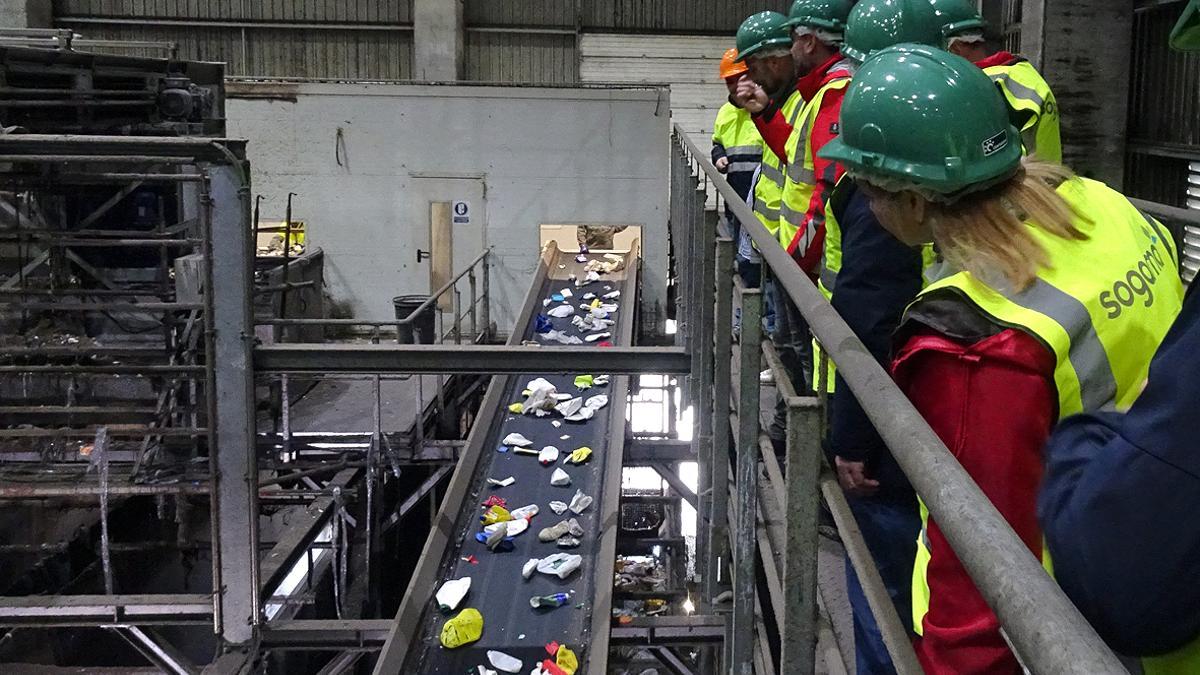 Actividad en la planta de tratamiento de residuos sólidos urbanos (RSU) de Sogama, en la localidad coruñesa de Cerceda.