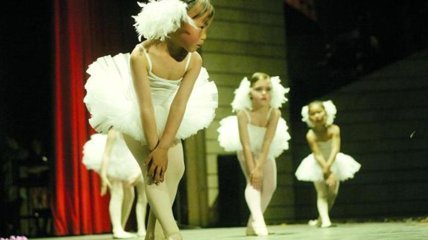 Un grupo de bailarinas del Colegio Palacio Valdés.