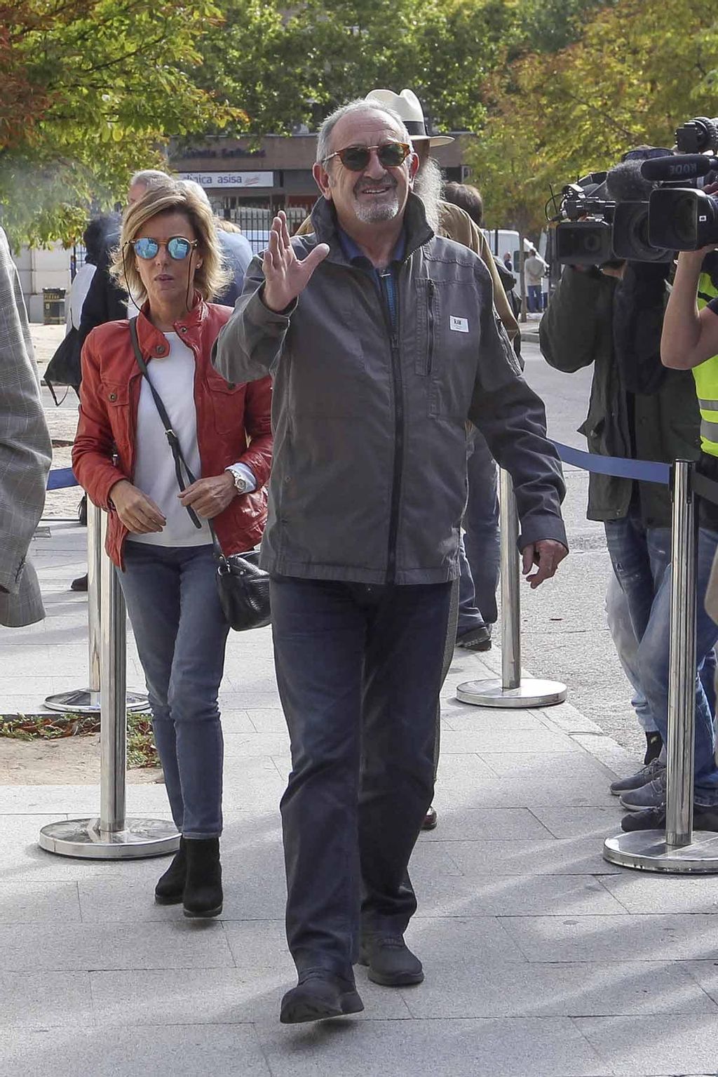 Karlos Arguiñano paseando por la calle