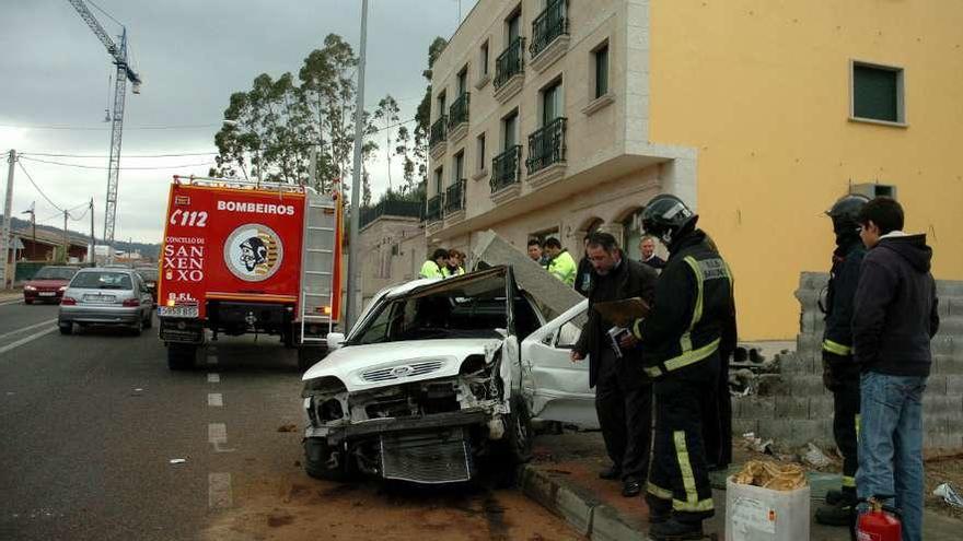 Un accidente de tráfico en la zona de Areas. // G. Santos