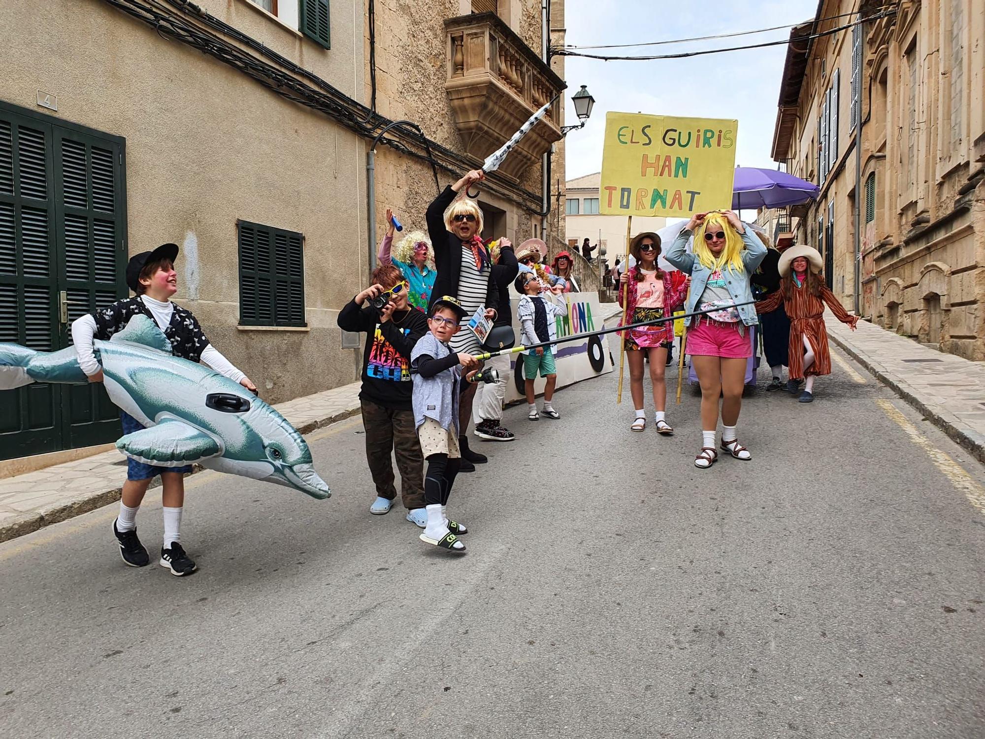 Comparsa 'los guiris han tornat' en Sant Joan.