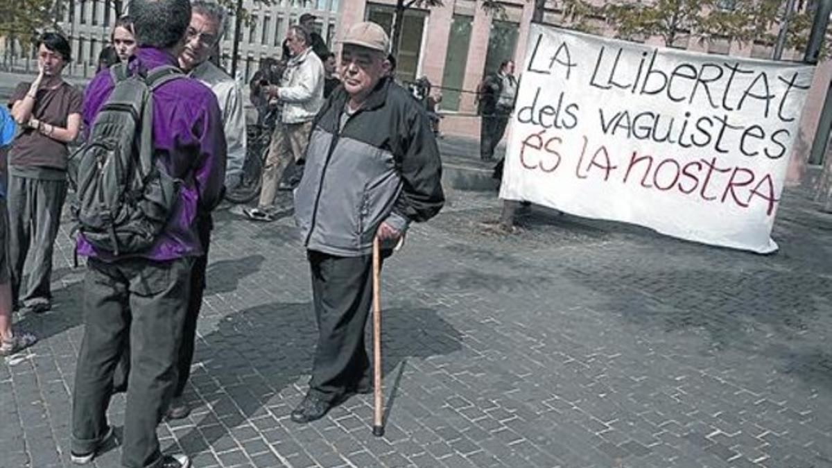 Sobre estas líneas, Pere Cuadrado, de 67 años, en la concentración en la jornada de protesta feminista el miércoles. A la derecha, en la Ciutat de la Justícia, en junio del 2013.