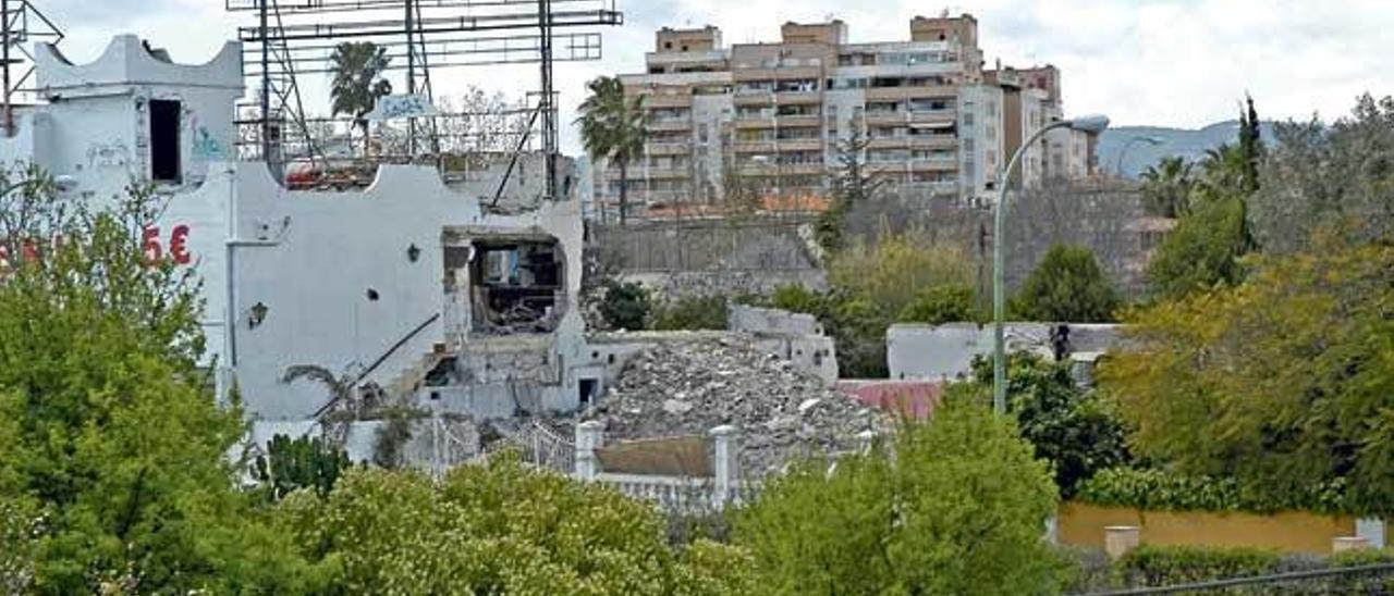 Se viven días de luto entre los políticos mallorquines, ante el derribo del Mustang Ranch. La foto de Antoni Oliva muestra las entrañas del prostíbulo, que contribuyó con más fuerza que una campaña institucional a difundir la imagen de Mallorca.