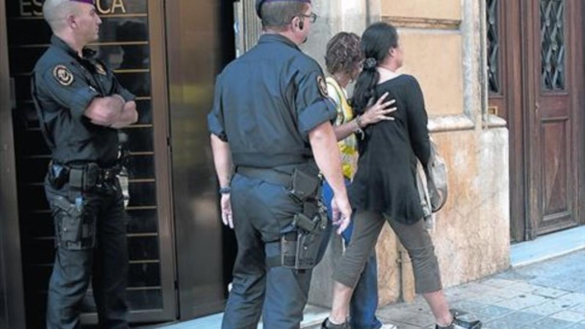 Detención de una mujer china en una acción de los Mossos en el local Estética 63, de Bailèn, 36, en el 2011.
