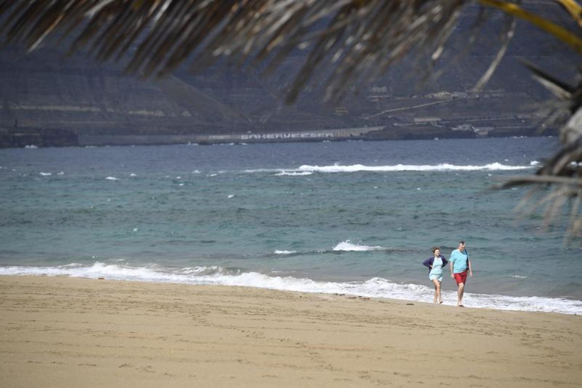 12-06-19 LAS PALMAS DE GRAN CANARIA. PLAYA DE LAS CANTERAS. LAS PALMAS DE GRAN CANARIA. METEOROLOGIA. Playa de Las Canteras. Fotos: Juan Castro. | 12/06/2019 | Fotógrafo: Juan Carlos Castro 12-06-19 LAS PALMAS DE GRAN CANARIA. PLAYA DE LAS CANTERAS. LAS PALMAS DE GRAN CANARIA. METEOROLOGIA. Playa de Las Canteras. Fotos: Juan Castro. | 12/06/2019 | Fotógrafo: Juan Carlos Castro