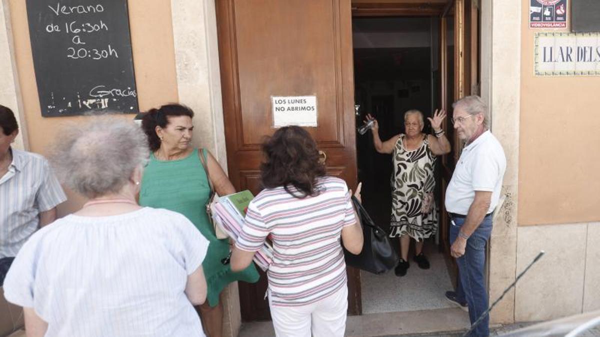 Usuarias del local de la tercera edad de Son Cladera lo desalojan este jueves.
