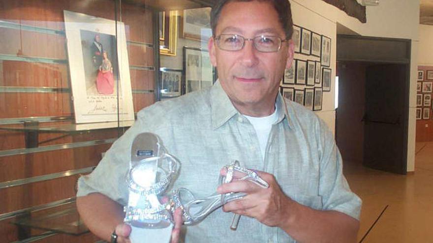 Stuart Weitzman posa en el Museo del Calzado de Elda junto a una de sus creaciones.