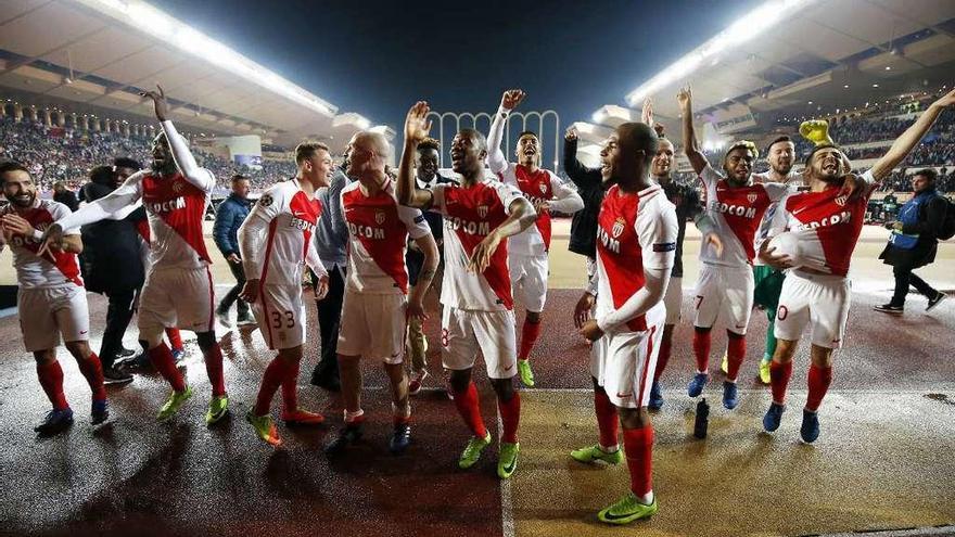 Los futbolistas del Mónaco celebran su clasificación.