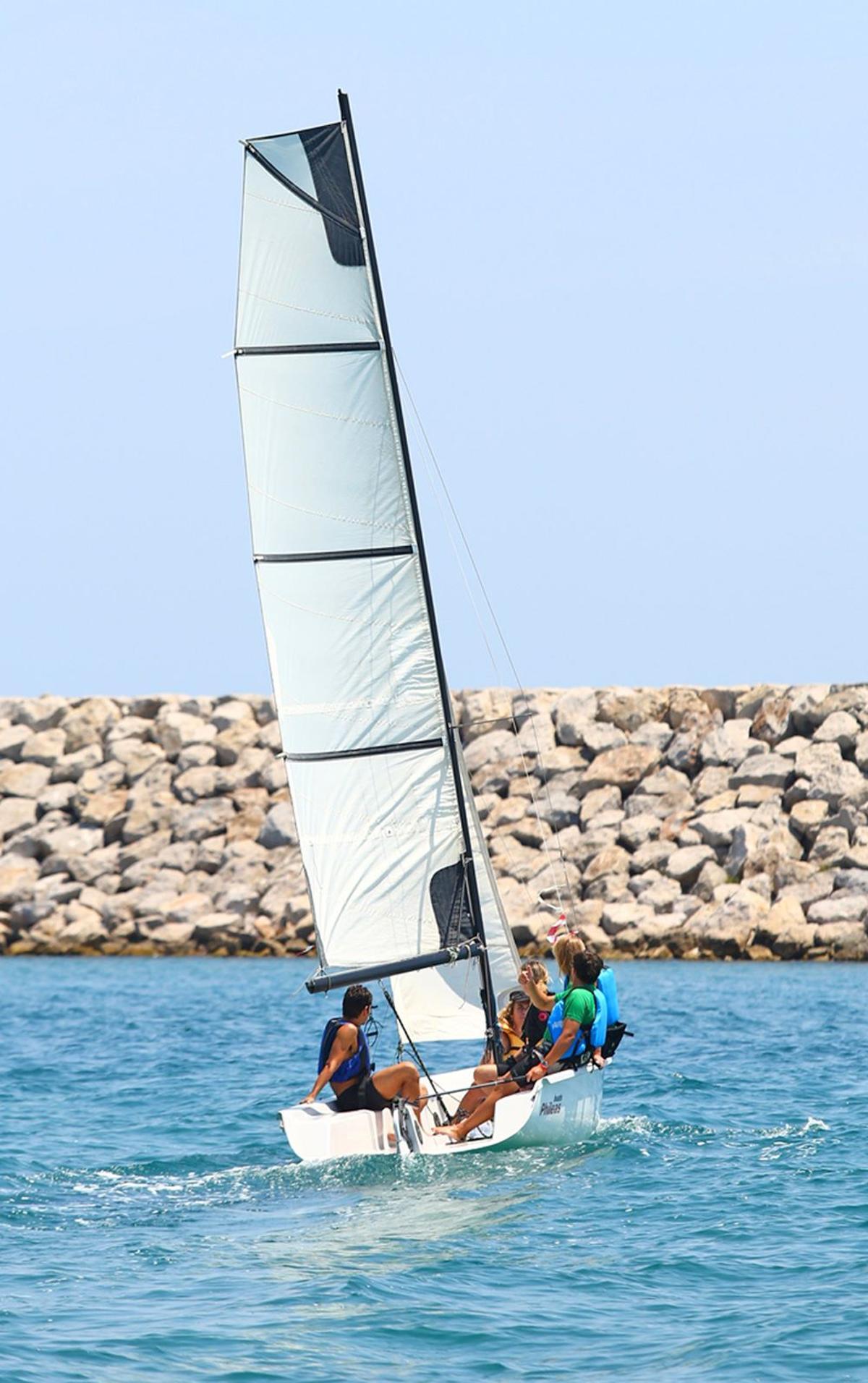 Vela en la playa de Ribes Roges