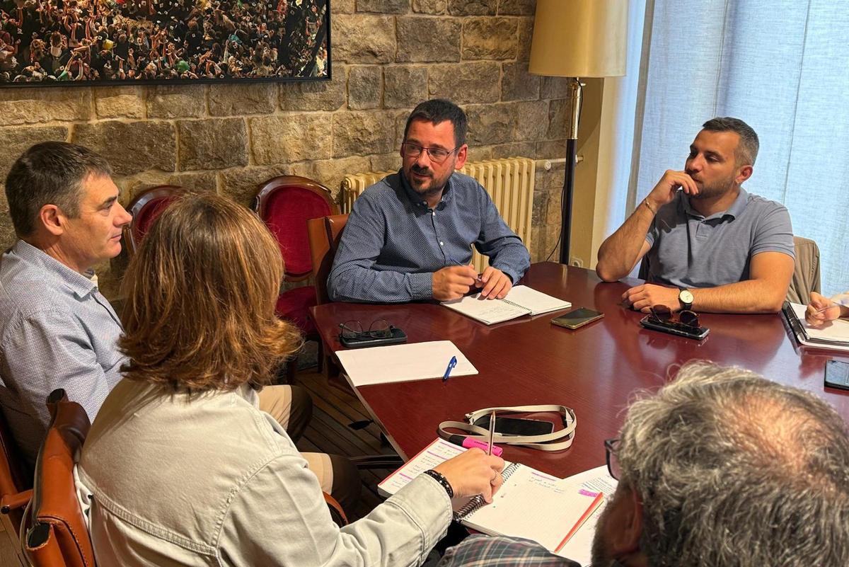 L'alcalde de Girona, Lluc Salellas, reunit amb el comitè de crisi per la vaga.