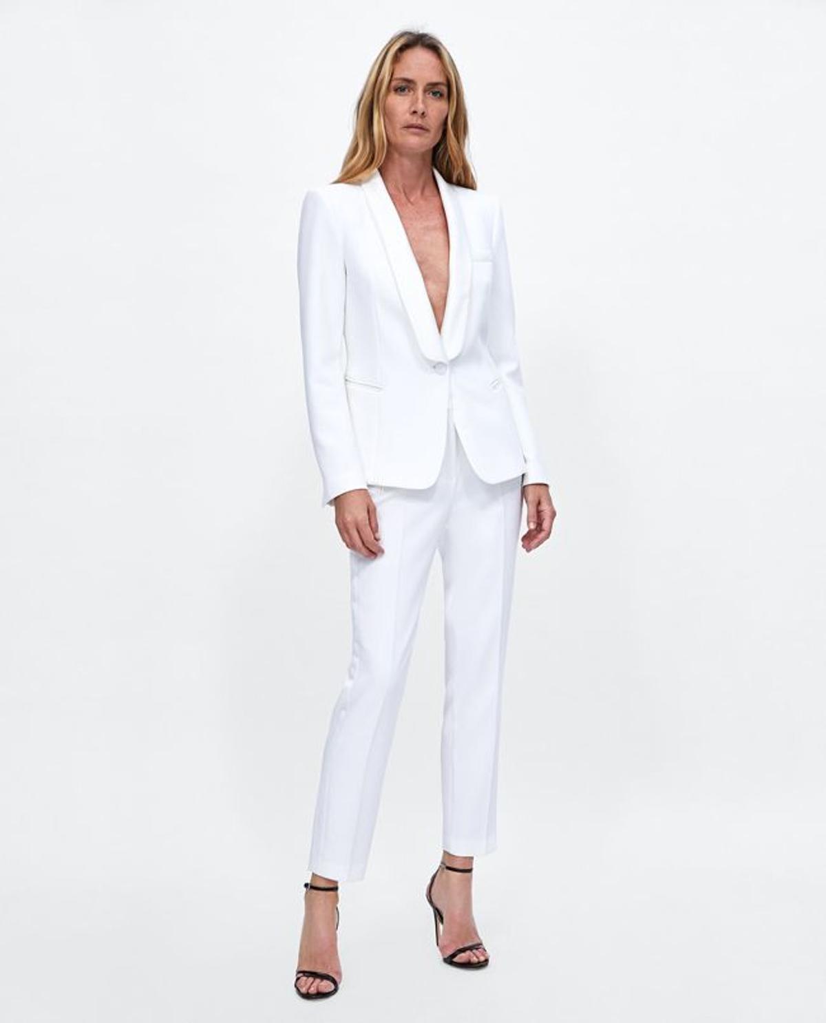 Moda 'timeless' de Zara: esmoquin blanco