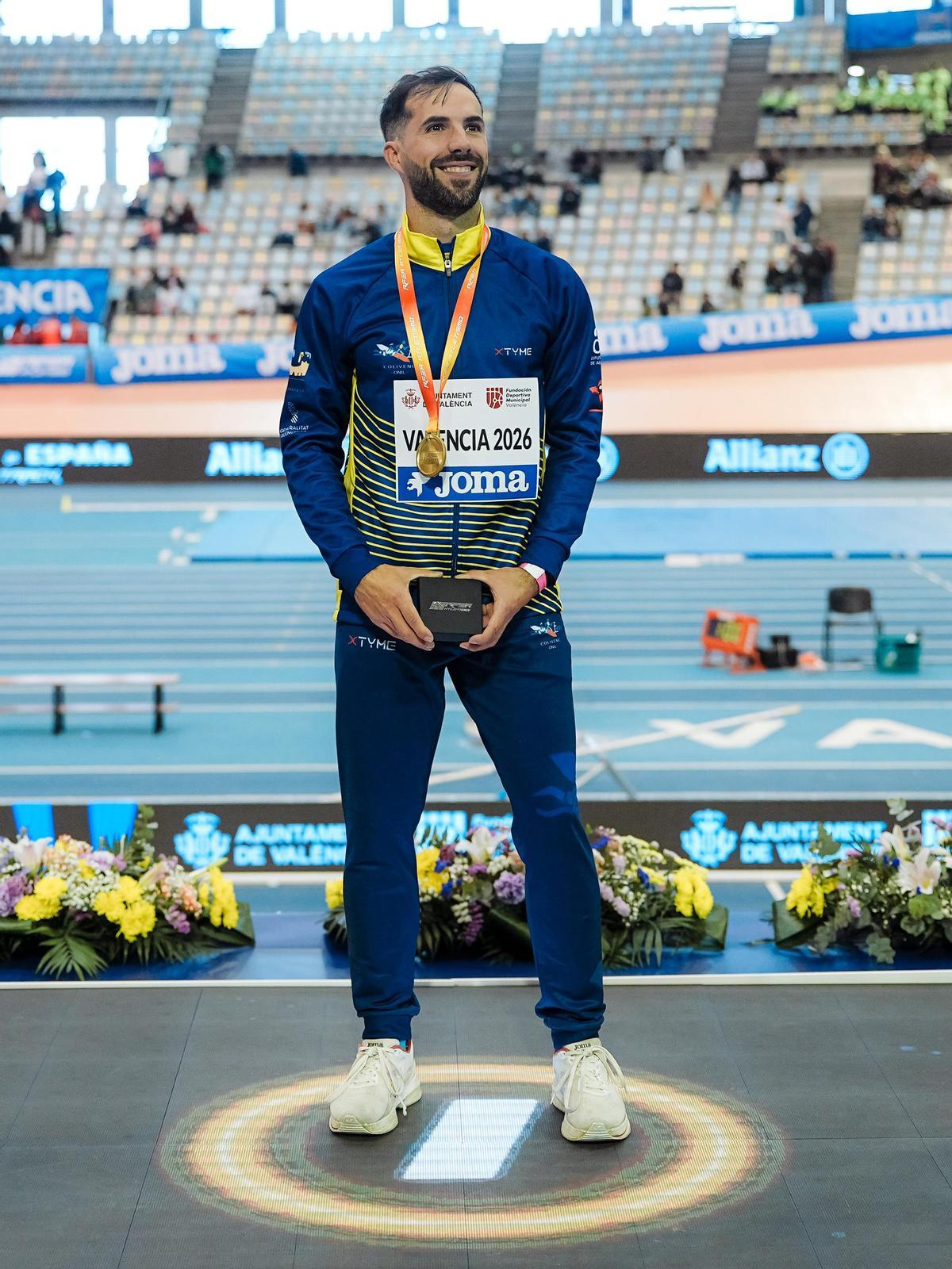 Eusebio Cáceres, feliz, tras ganar el campeonato de España de salto de longitud