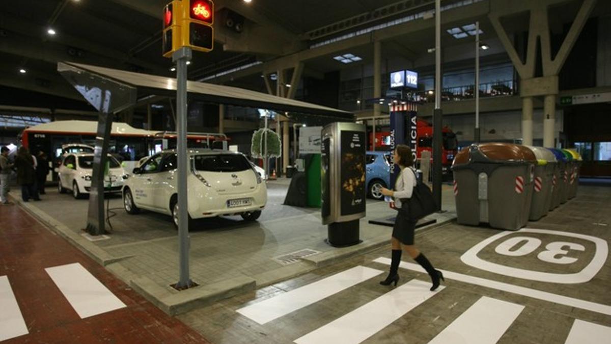 Un semáforo inteligente y cargadores de coches eléctricos, en el salón.