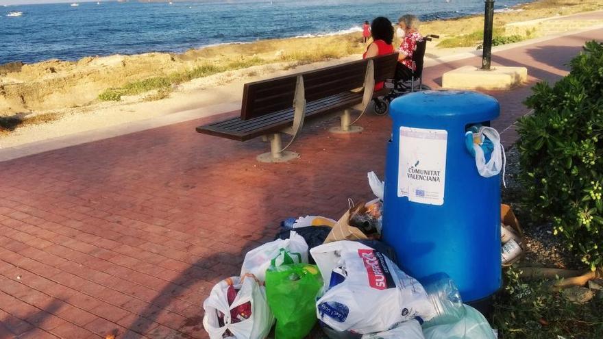 La basura de un día de playa ensucia la Caleta de Xàbia