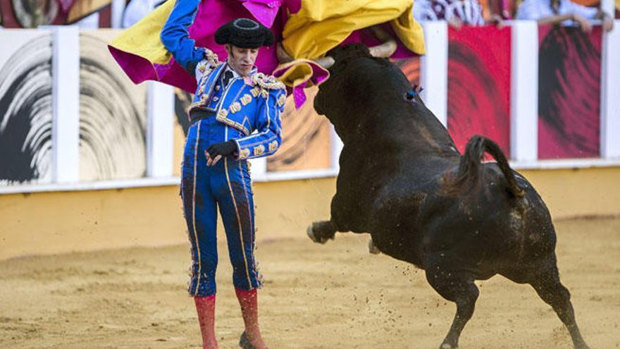 El diestro Alejandro Talavante recibe a su tercer toro, en el cuarto festejo de la Feria de Málaga 2015, en la corrida Picassiana.