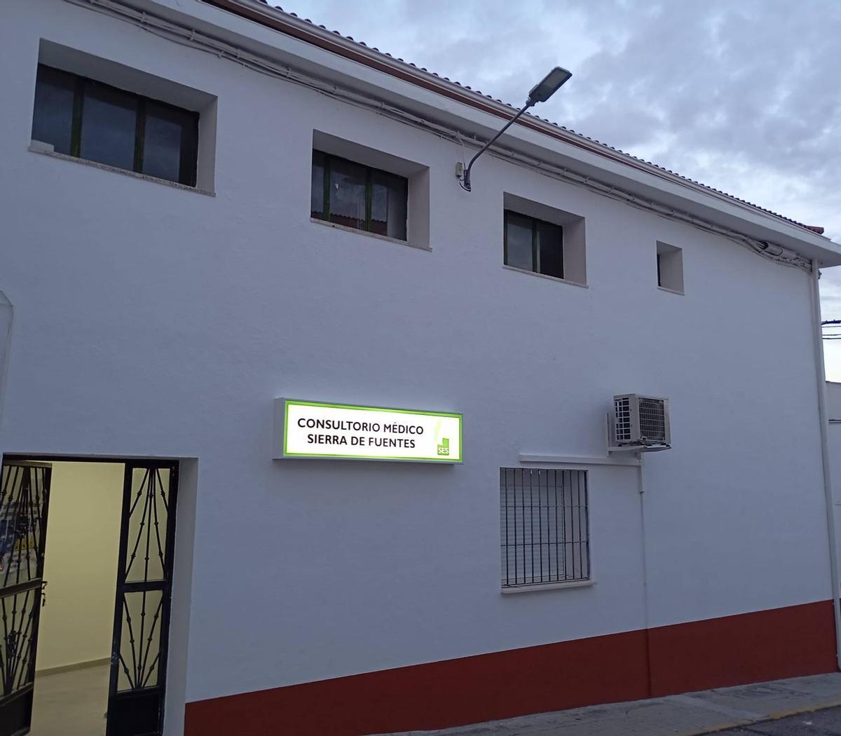 Rótulo decorativo en la fachada del consultorio médico de Sierra de Fuentes.