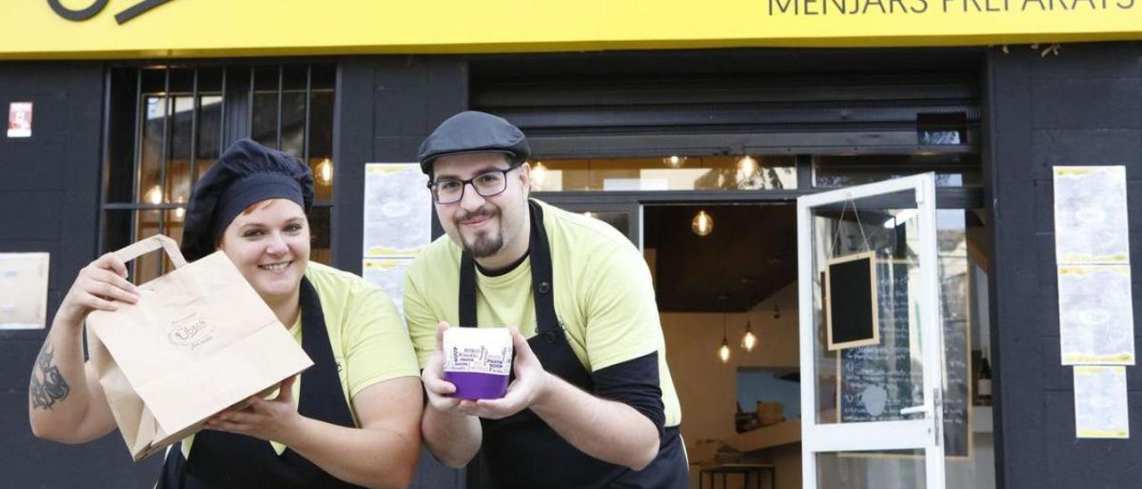 Auch zum Mitnehmen: die Restaurant-Verantwortlichen Cassandra Acedo und Gabriel „Biel“ Bonet vor dem Lokal.