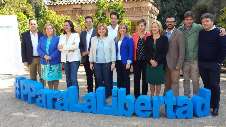 Bonig, con diputados del PPCV, ayer en el Jardín Botánico de Valencia.