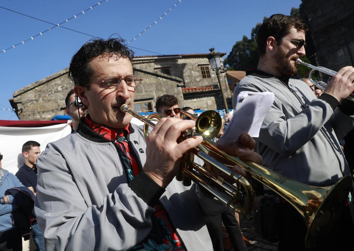 La pasión por la Candelaria ilumina Castrelos