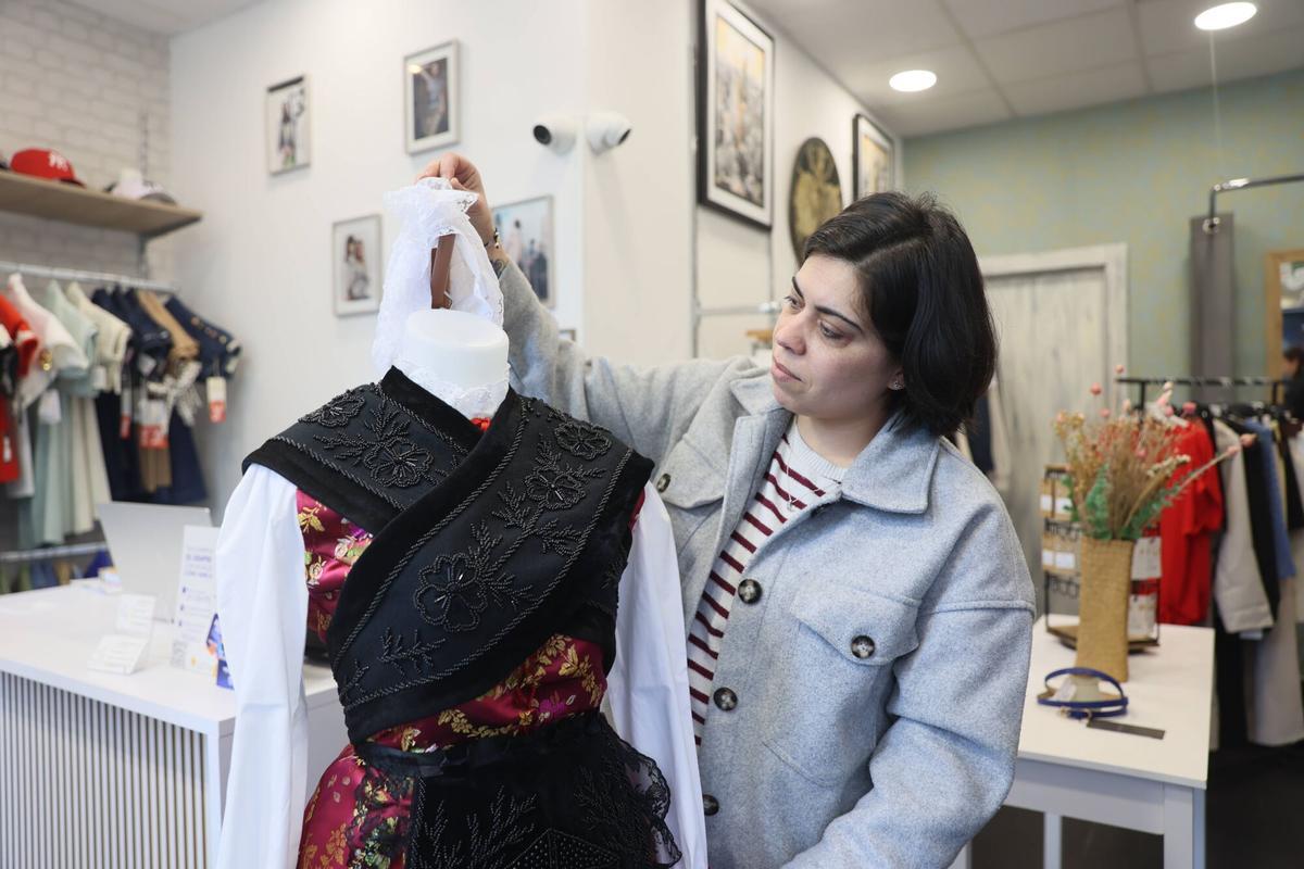 Avilés. Reportaje de trajes de asturiano de alquiler para El Bollo, que se han agotado. Hay que ir a Venus y a la de la calleja de Los Cuernos.