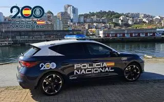 Dos policías nacionales salvan a una mujer que se quedó inconsciente al atragantarse en un bar de Vigo