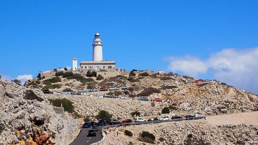 Una imagen del Faro de Formentor, con la carretera llena de coches particulares.