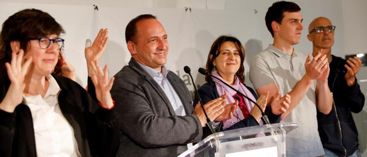 Martínez Dalmau comparece en València junto a sus compañeros de Unidas Podemos para valorar el resultado de las elecciones.