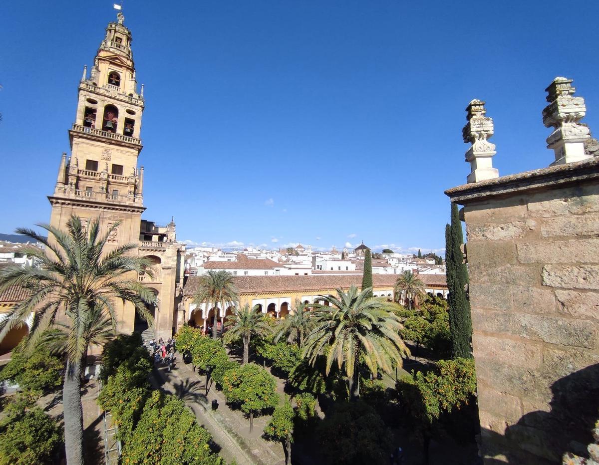 Vista de la torre campanario y del Patio de los Naranjos de la Mezquita-Catedral de Córdoba.