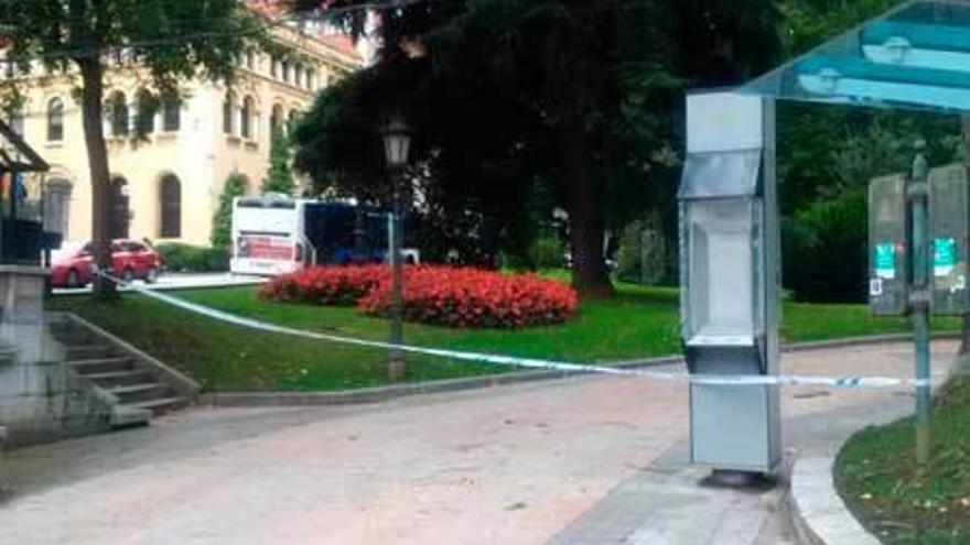 Una de las entradas al Campo San Francisco, cerrada ayer.