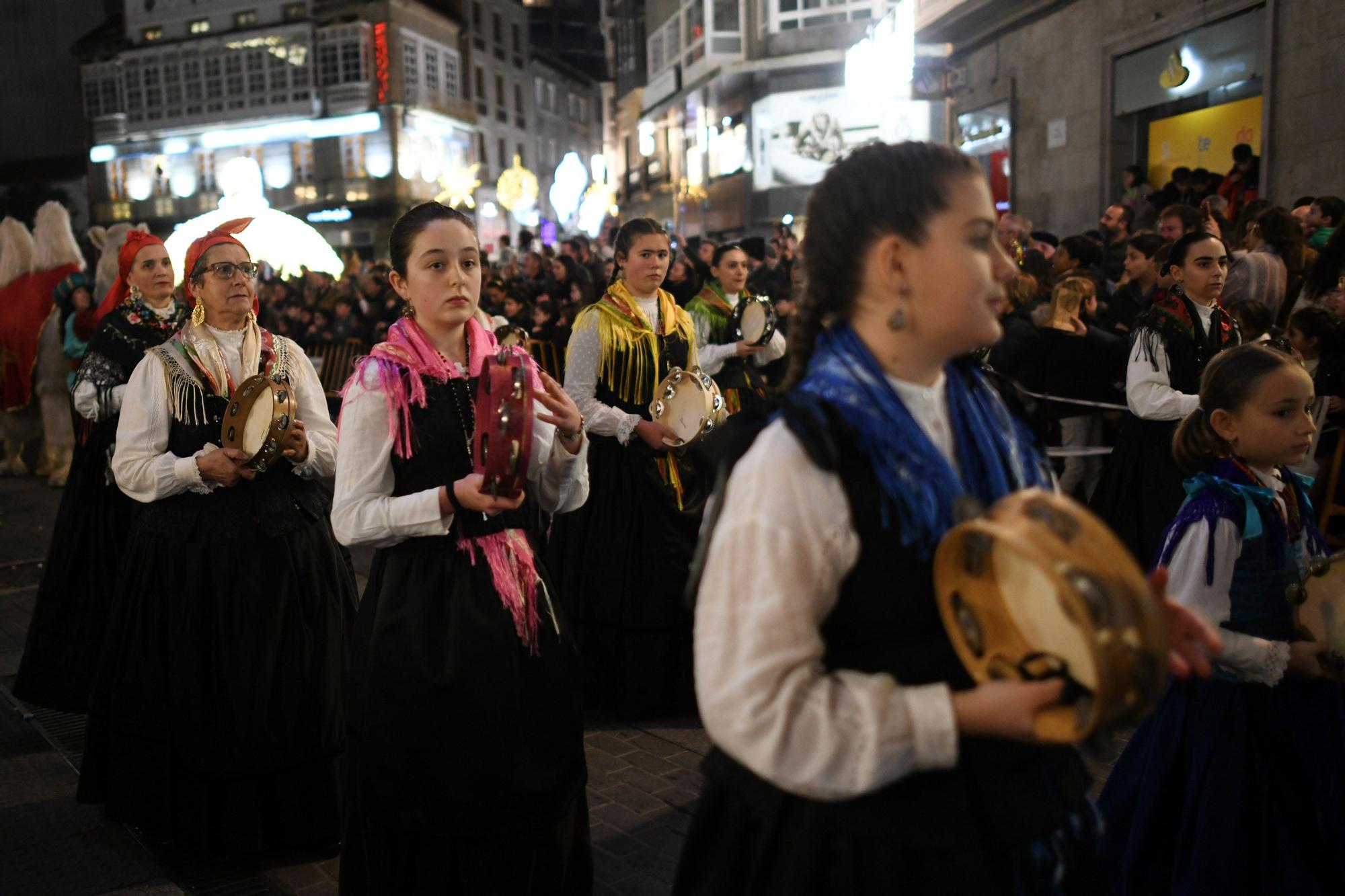 Pontevedra abarrota las calles para recibir a Melchor, Gaspar y Baltasar