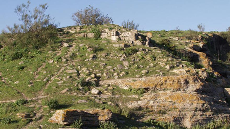 Zona escarpada de la sierra en la que se ubicaba el alcázar construido por las tropas de Abderramán III después de la toma de la ciudad.