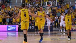 Nico Brussino y John Surna, jugadores del Dreamland Gran Canaria, se saludan tras otro triple de este último al Real Madrid, durante el partido de la jornada 20 de la Liga Endesa